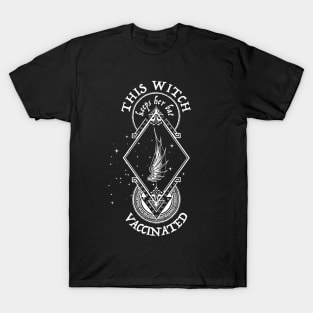 This Witch Keeps Her Bat Vaccinated: For Vaccinated Witches T-Shirt